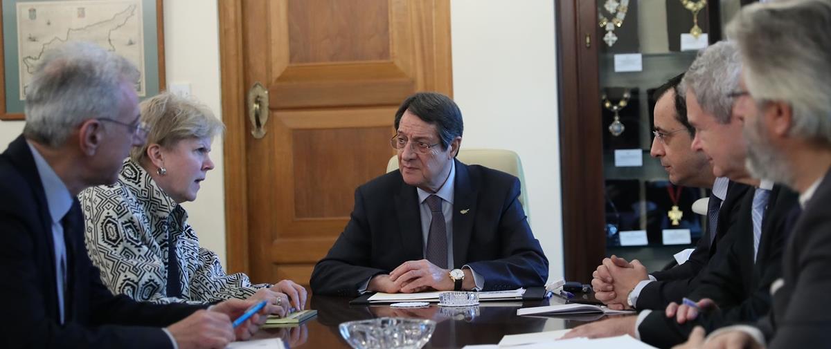 ΠΡΟΕΔΡΟΣ ΑΝΑΣΤΑΣΙΑΔΗΣ - ΕΙΔΙΚΗ ΣΥΜΒΟΥΛΟΣ ΤΖΕΙΝ ΧΟΛ ΛΟΥΤ