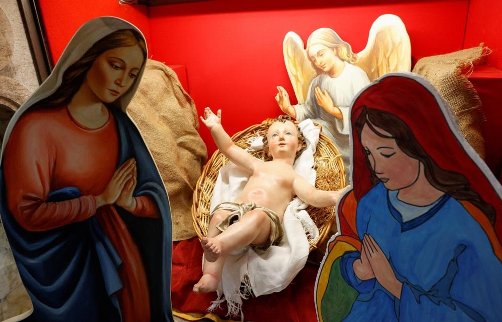 2023-12-23T123200Z_208201994_RC2Z25AK3ADS_RTRMADP_5_CHRISTMAS-SEASON-ITALY-LGBT