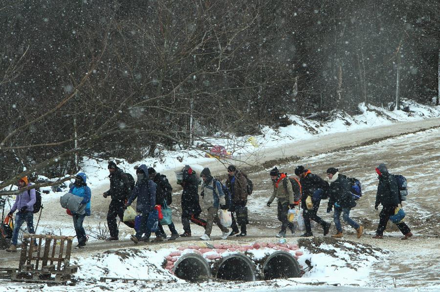 Migrants arrive to Serbia in cold weather