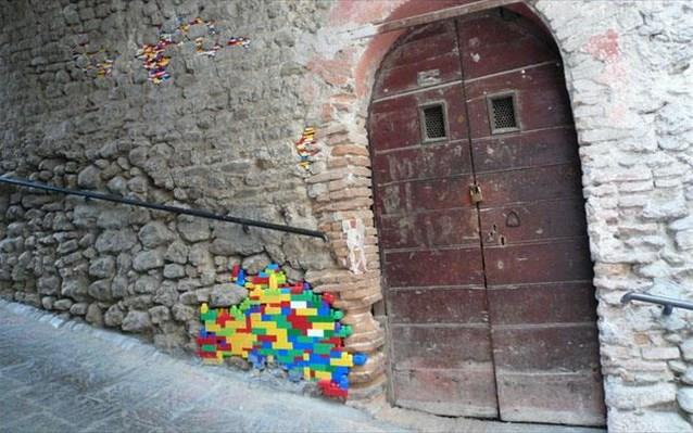 Επιδιορθώνει τοίχους με Lego