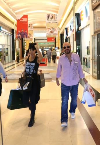 Βόλτα με τον σύζυγό της στα μαγαζιά έκανε η ηθοποιός. 